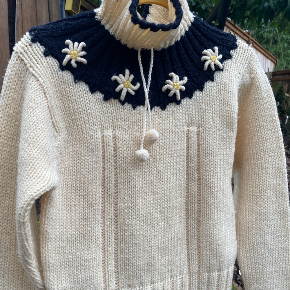Vintage sweater Edelweiss flowers pompom